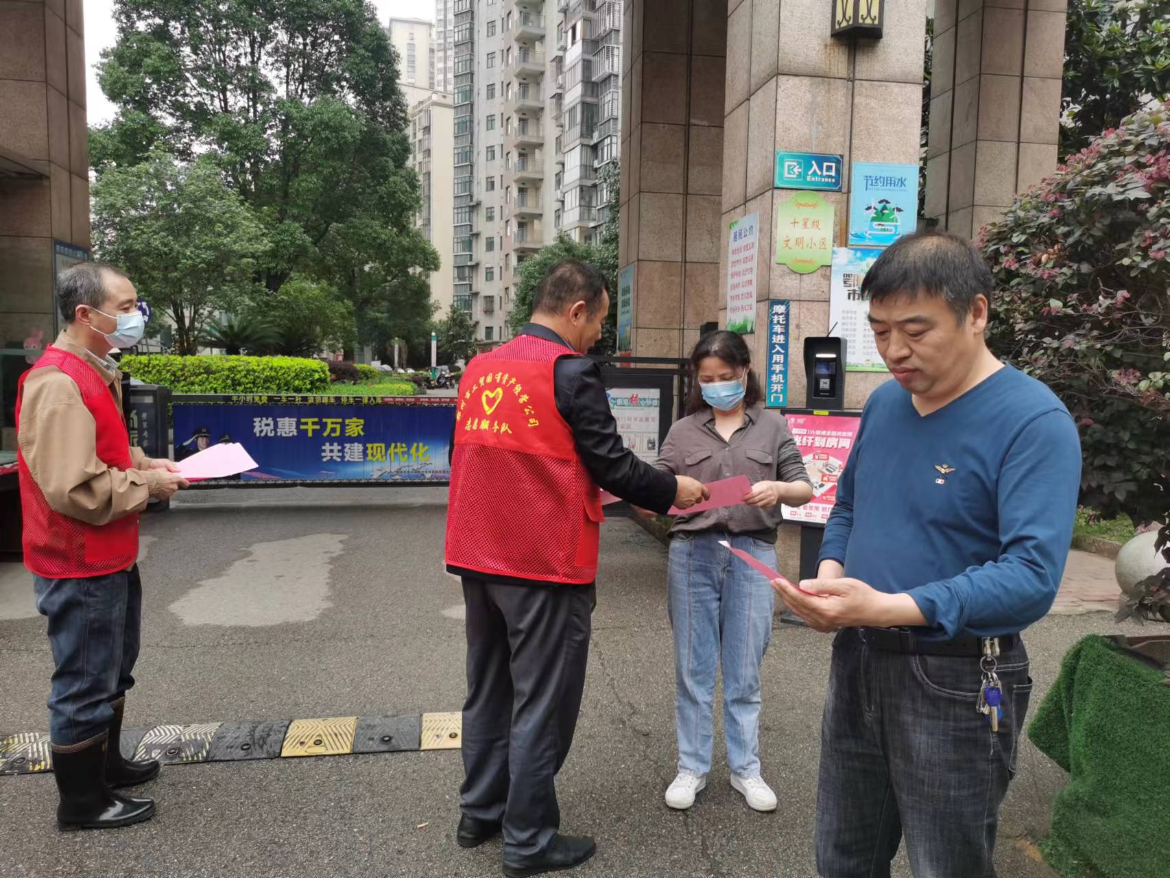 5月26日下午，市工貿(mào)公司志愿者在月畔灣小區(qū)門(mén)向過(guò)路行人宣傳文明交通知識(shí),，并發(fā)放文明交通安全手冊(cè)(2023/6/7)